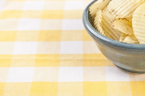 Imagem cortada de tigela de batatas fritas — Fotografia de Stock