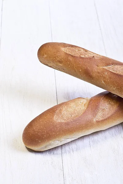 Imagen recortada de dos panes de baguette francés — Foto de Stock