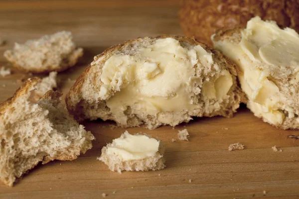 ezilmiş ekmek tereyağı ile