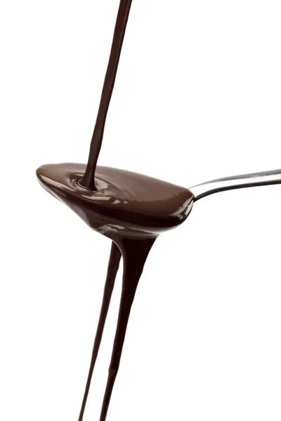 Chocolate negro cayendo en cuchara — Foto de Stock