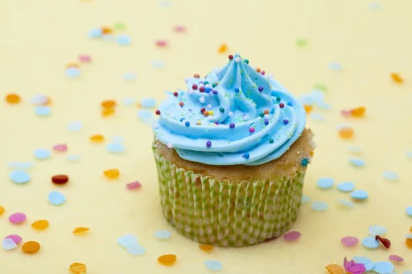 Cupcake dengan whipped cream biru dan taburan — Stok Foto