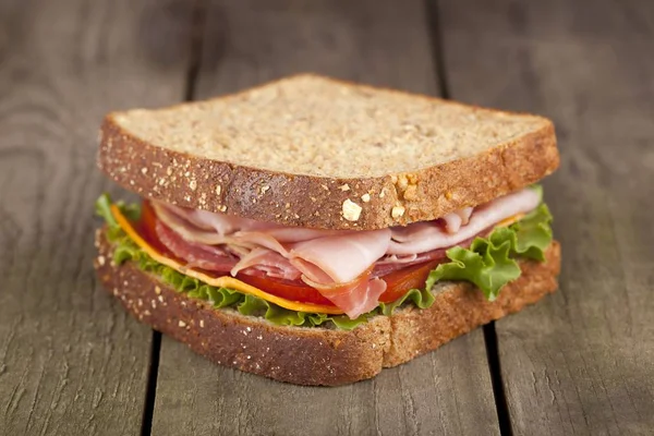 Délicieux sandwich au jambon — Photo