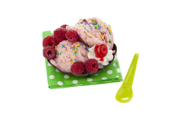 bir plaka üzerinde lezzetli çilekli dondurma