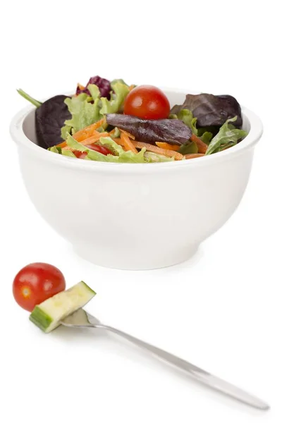 Смачний салат у білій мисці — стокове фото