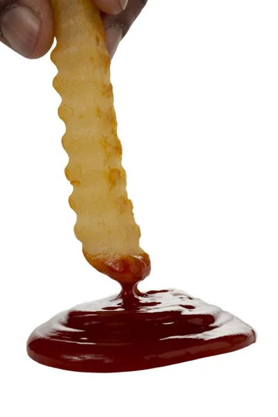 Mergulhar batata frita em ketchup — Fotografia de Stock