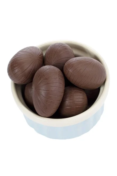 Chocolates en forma de huevo en un recipiente — Foto de Stock