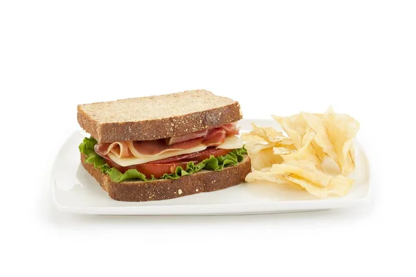 Sandwich au bacon avec croustilles — Photo