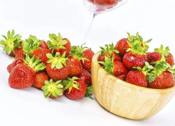 ahşap kase taze bütün çilek