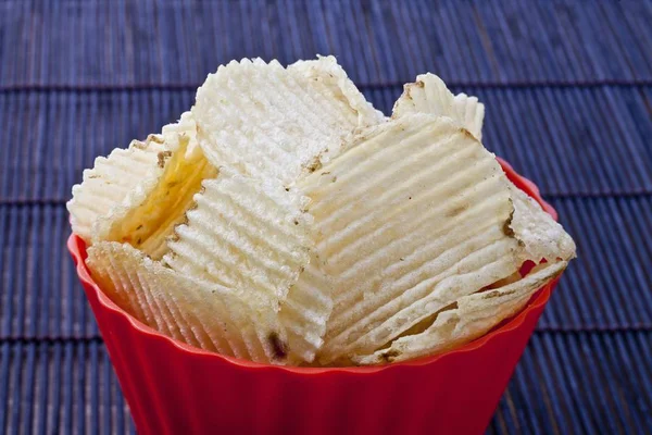 Batatas fritas em tigela de plástico vermelho — Fotografia de Stock