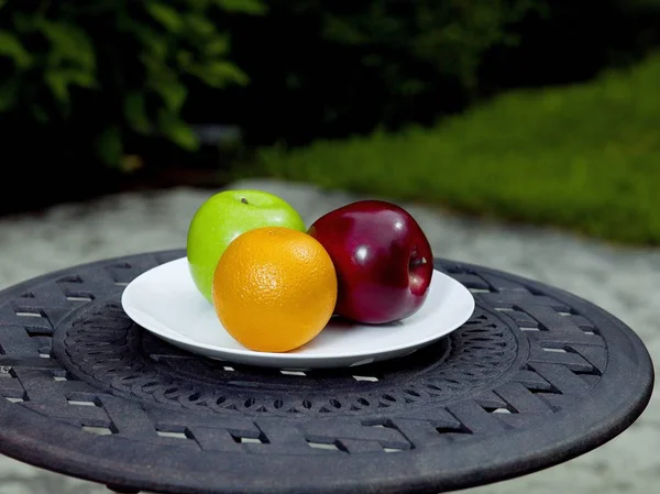 Frutas en un plato blanco — Foto de Stock