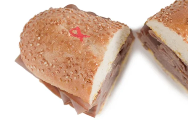 Sonkás szendvics vágjuk ketté — Stock Fotó