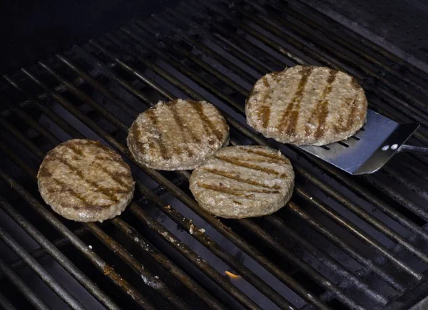 Grilování hamburger karbanátky — Stock fotografie