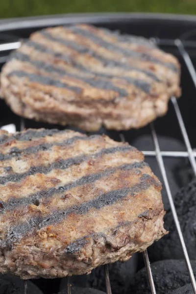 Grilování na uhlí gril hamburgery — Stock fotografie