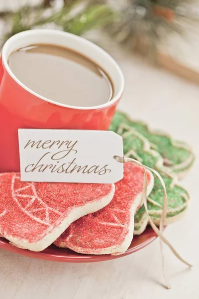 sıcak kahve Noel kurabiyeleri ve tebrik kartı