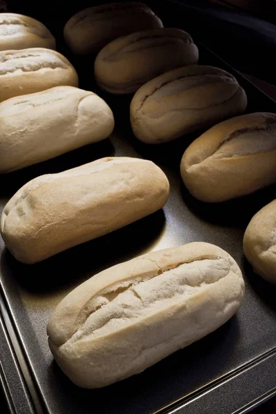 tepsi rafa pişmiş ekmek