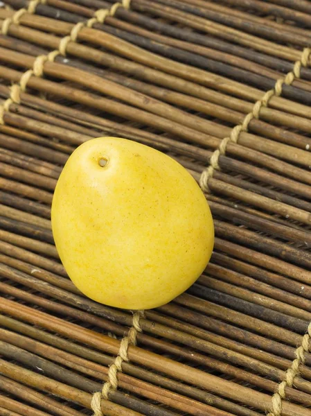 Armut ahşap bir paspas üzerinde