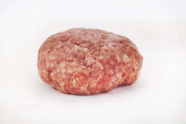 Rauw rundvlees hamburgers tegen Wit — Stockfoto