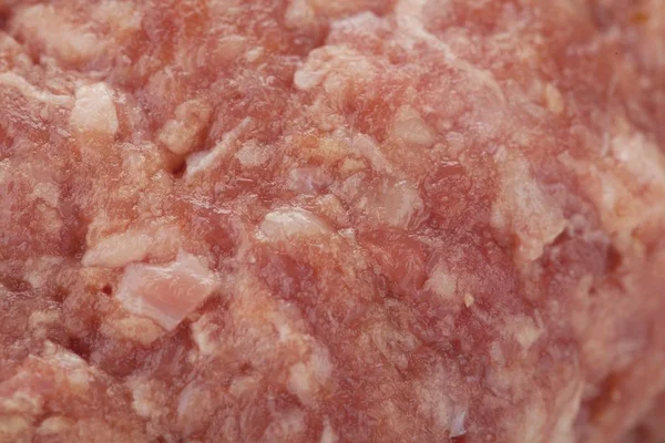 Hamburguesas de carne cruda contra blanco — Foto de Stock