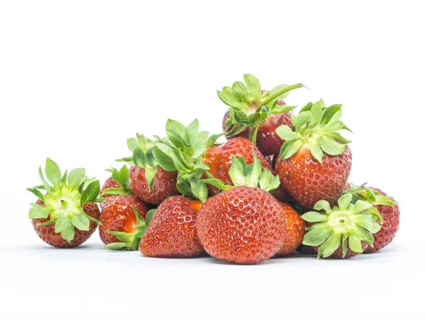 红色草莓在白色上被分离出来 — 图库照片