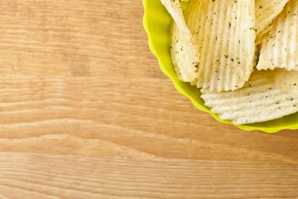 Creme de leite com sabor batatas fritas em tigela verde — Fotografia de Stock