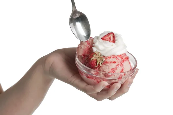 Es krim strawberry di mangkuk — Stok Foto