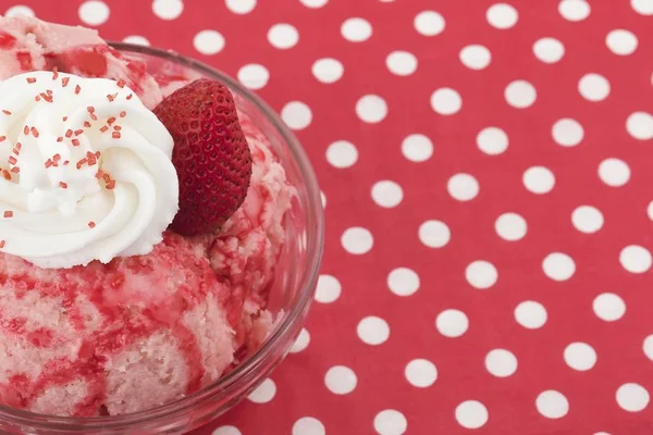 Es krim stroberi dengan topping di mangkuk — Stok Foto