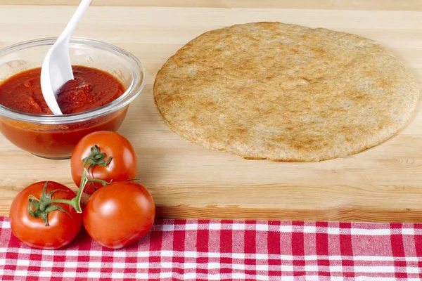 pizza hamuru ile domates sosu