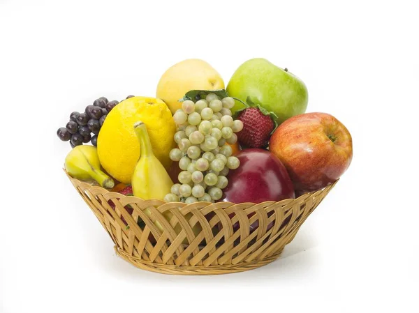 backet üzerinde beyaz izole içinde lezzetli bir yaz meyve