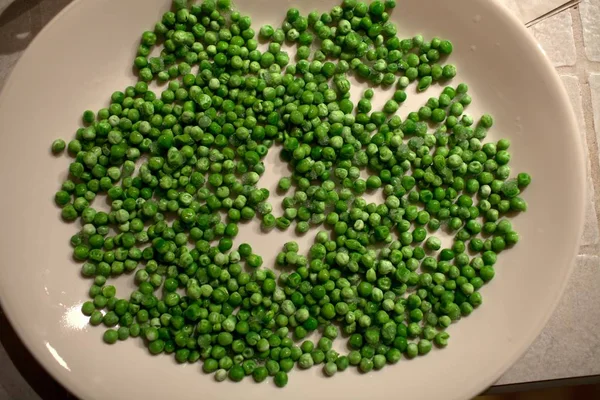 Вид сверху на зеленый горох в тарелке — стоковое фото