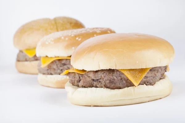 Sabrosas hamburguesas rodadas en estudio Imagen De Stock