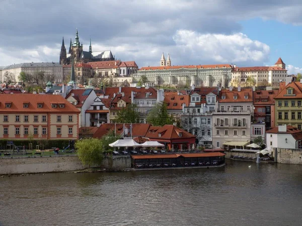 Prag Kalesi ve St. Vitus Katedrali 'nin manzarası — Stok fotoğraf