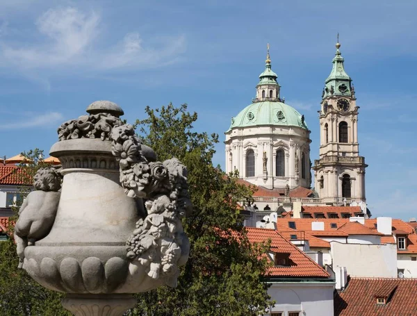 Aziz Nicolas Kilisesi, Lesser Town, Prag kuleleri için Vrtba Bahçe (Vrtbovska zahrada) görüntülemek