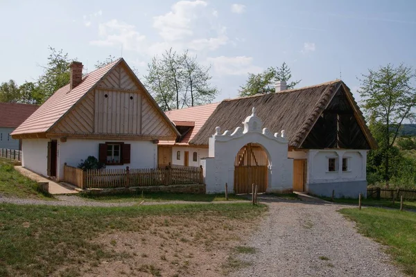 Farmhouse with original gate in the Czech countryside, Open Air Museum in Kourim, Czech Republic — Stock Photo, Image