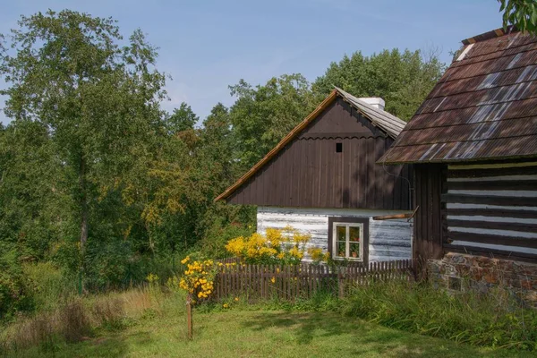 Casa histórica de madera en el campo checo —  Fotos de Stock