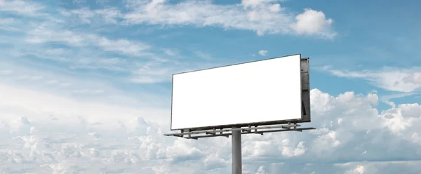 Billboard blanco en blanco con espacio para añadir su propio texto. Fondo con nube blanca y cielo azul para publicidad exterior, banners con ruta de recorte — Foto de Stock