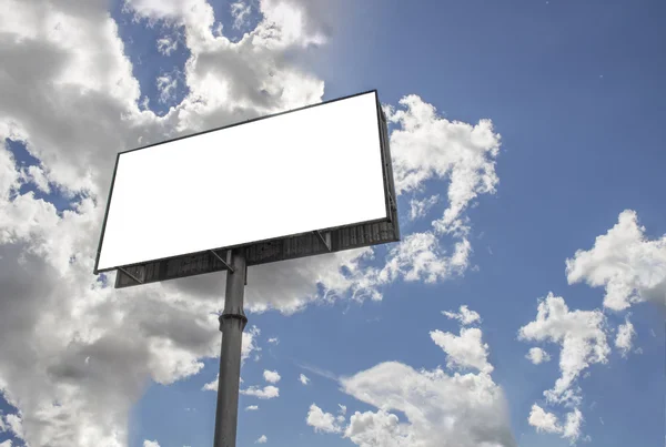 Πίνακας ανακοινώσεων λευκό κενό χώρο για να προσθέσετε το δικό σας κείμενο. Φόντο με λευκό σύννεφο και καταγάλανο ουρανό για υπαίθρια διαφήμιση πανό με διαδρομή αποκοπής — Φωτογραφία Αρχείου