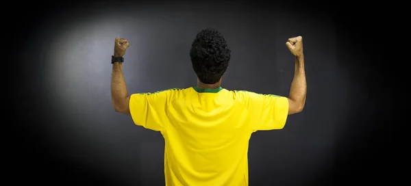 Férfi sportolók, vagy sárga egységes ünnepli a fekete főleg CIG ventilátor — Stock Fotó