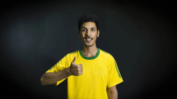 Atleta Masculino Uniforme Amarelo Com Polegar Para Cima Bac Preto — Fotografia de Stock