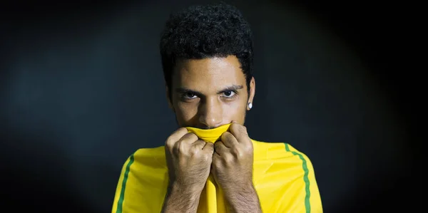 Hombre Atleta Ventilador Besando Uniforme Amarillo Sobre Fondo Negro —  Fotos de Stock