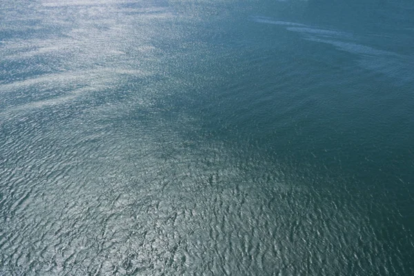 Strahlend blaues Wasser Wellen des Meeres mit Meerschaum Textur Backgr — Stockfoto