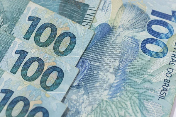 Brezilya para ile makro yakın çekim. Gerçek 100 faturalar olarak adlandırılan.