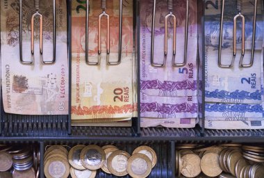 Brezilya para ile makro yakın çekim. Gerçek 100 faturalar olarak adlandırılan.