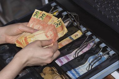 Yazar kasa Brezilya para notları ile pazarlamacı ellere ve