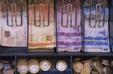 Brezilya para banknot ve madeni paraların regis nakit içinde elektronik
