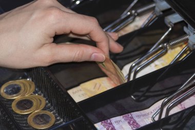 Yazar kasa Brezilya para notları ile pazarlamacı ellere ve