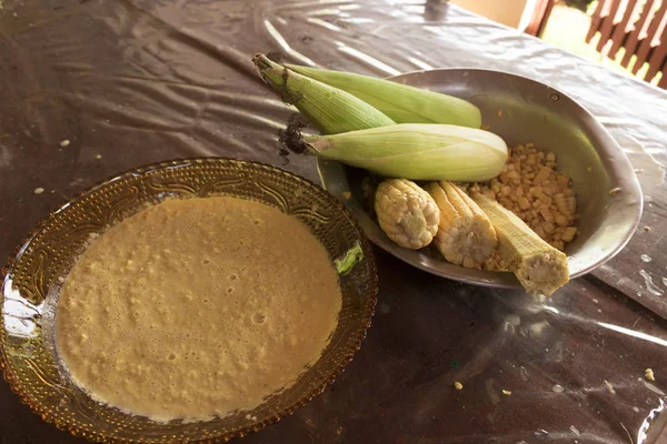 Casa brasileira feita de sobremesa de milho doce chamada "Pamonha". Taxas — Fotografia de Stock