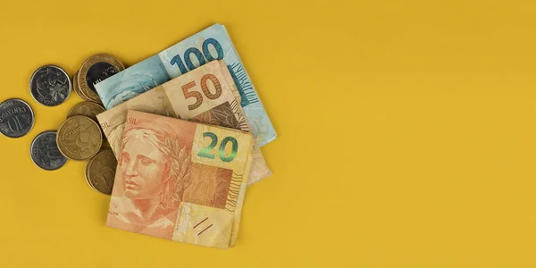 黄色の背景にブラジルお金 Isolared の様々 — ストック写真