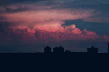 Brezilya 'daki binaların siluetinde gün batımı silueti.