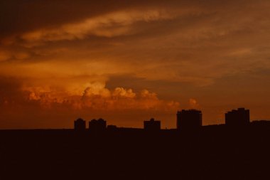 Brezilya 'daki binaların siluetinde gün batımı silueti.