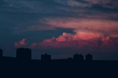 Brezilya 'daki binaların siluetinde gün batımı silueti.